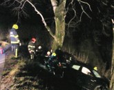 Na lokalni cesti med Kačičami in Rodikom je voznik avta zapeljal s ceste in trčil v drevo Foto: Pgd Materija