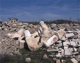 Prej na deponijo  nemarno odvržene kamnite elemente bodo morali sedaj natančno popisati v posebnem katalogu in pripraviti načrt za njihovo ponovno vgradnjo  Foto: Lea Kalc Furlanič