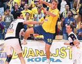 Leta 2007 je v prvi tekmi tretjega kroga pokala EHF Cimos (z žogo Nejc Poklar) s 34:25 premagal portugalsko Brago, nato pa je bil na povratnem dvoboju na robu izpada Foto: Zdravko Primožič/Fpa