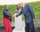 Doprsni kip sta odkrila predsednica spodnjega doma indijskega parlamenta in briški župan  Foto: Leo Caharija