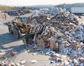 Pot do tega, da  bodo v Stari Gori nekoč predelovali mešane komunalne odpadke, bolj spominja na tek čez ovire. A ne le danes, že nekaj  časa.  Foto: Leo Caharija