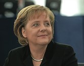 Nemška kanclerka Angela Merkel je nesrečno padla pri teku na smučeh v Švici in si zlomila medenični obroč 