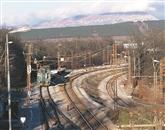 Cestni nadvoz pri Lokvi, s katerega smo včeraj fotografirali železniško progo Koper-Divača, bodo 2. in 3. januarja rušili, proga bo zaprta, ceste pa seveda tudi ne bo več.   Foto: Tina Čič