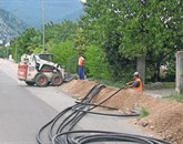 Še najmanj nekaj mesecev bo enkrat tu drugič tam po Novi Gorici in primestju mogoče srečevati skupino delavcev, ki koplje jarke za kable operaterja T-2  Foto: Ambrož Sardoč
