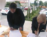 Skupina je (tako kot že poprej) med krajani zbirala tudi podpise pod pobudo za čimprejšnji začetek gradnje avtoceste. Foto: Tina M. Valenčič