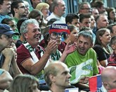 Organizatorji EuroBasketa 2013 vse obiskovalce z voucherji in tiste, ki so vstopnice kupili prek spleta v zadnjih dneh ter jih bodo prevzeli na blagajni v Stožicah, pozivajo, da pred dvorano pridejo vsaj dve uri prej Foto: Tomaž Primožič/Fpa