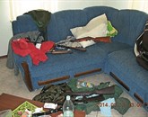 Lovec s Krasa je puške imel  na kavču, na tleh in v omarah Foto: Pu Koper