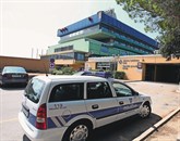 Policisti so delo v bolnišnici končali, zdaj ga nadaljujejo s pregledovanjem zasežene dokumentacije Foto: Tomaž Primožič/Fpa