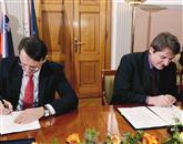 Finančni minister Janez Šušteršič in podpredsednik Evropske investicijske banke (EIB) Anton Rop sta podpisala posojilno pogodbo v višini 500 milijonov evrov Foto: STA