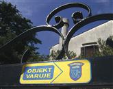Zaposleni podjetja Varnost Koper so pred sedežem družbe v Kopru izvedli opozorilno dvourno stavko Foto: Petra Vidrih