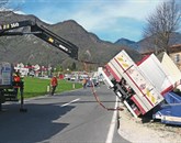 Veter je      tik pred  Kobaridom potisnil  tovornjak v tablo dobrodošlice Kobarid Carporetto  Foto: Neva Blazetič
