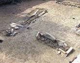 Na vrtu koprske škofije so med arheološkimi raziskavami odkrili šest grobov s skeleti iz pozne antike, verjetno iz petega stoletja Foto: Helena Race