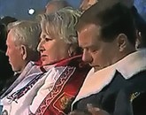 Ruski premier Dmitrij Medvedjev je med petkovo otvoritveno slovesnostjo olimpijskih iger v Sočiju zadremal Foto: Youtube