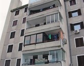 Padec z balkona v tretjem nadstropju je bil za  51-letnega domačina usoden 
