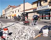 Grafistovi delavci te dni popravljajo prehod za pešce pri tržnici, ker so kocke na njem mestoma odstopile Foto: Tomaž Primožič/Fpa