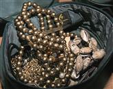 Na koprski policijski upravi občane ponovno opozarjajo na goljufe, ki poskušajo mimoidočim prodati domnevno zlat nakit (fotografija je simbolična) Foto: Bogdan Macarol