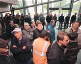 Stavkajoči delavci so včeraj za kratek čas obiskali tudi upravno stavbo Primorja Foto: Leo Caharija
