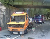 Ob nesreči so posredovali tudi bistriški gasilci, cesta pa je bila popolnoma zaprta dobre tri ure Foto: Pgd Ilirska Bistrica